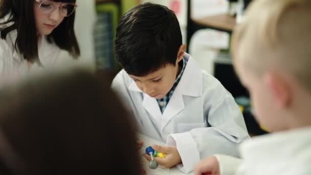 Laboratuvar Sınıfında Molekülleri Tutan Bir Grup Çocuk Bilim Adamı — Stok video