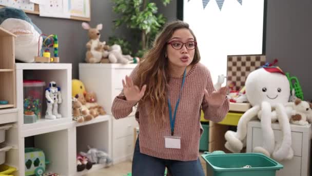 Jonge Mooie Spaanse Vrouw Kleuterleidster Doet Stilte Gebaar Kleuterschool — Stockvideo