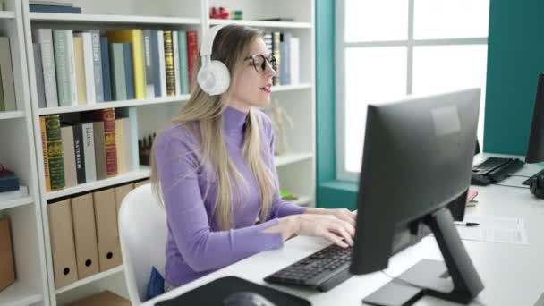 Jovem Loira Estudante Usando Computador Canto Canção Biblioteca Universidade — Vídeo de Stock