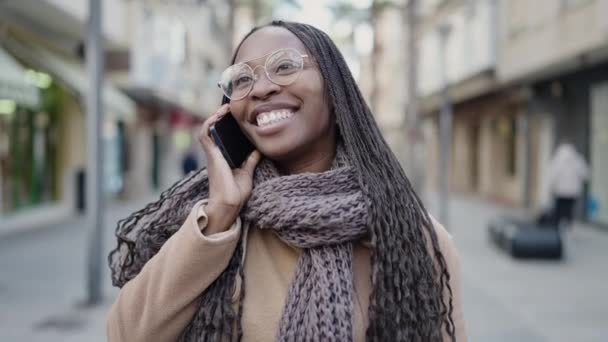 非洲妇女在街上讲电话 — 图库视频影像