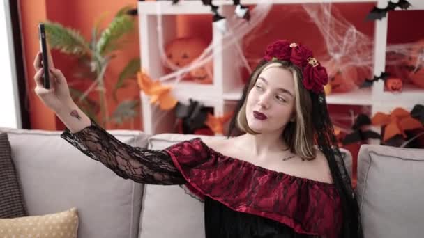 Jonge Blonde Vrouw Draagt Katrina Kostuum Maken Selfie Door Smartphone — Stockvideo