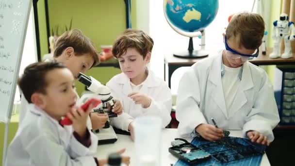 Група Дітей Студенти Розмовляють Смартфоні Ремонтують Гаджет Лабораторному Класі — стокове відео