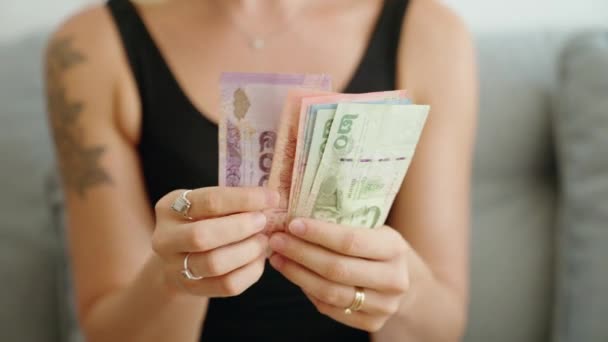 Evde Tayland Banknotlarını Sayan Genç Bir Kadın — Stok video