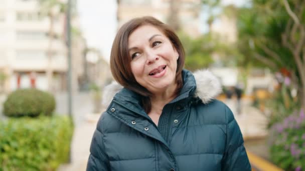 Kobieta Średnim Wieku Uśmiecha Się Pewnie Mówiąc Parku — Wideo stockowe
