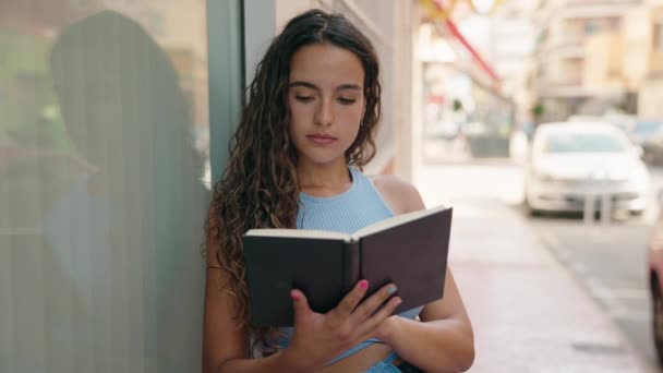 Νεαρή Όμορφη Ισπανόφωνη Γυναίκα Διαβάζει Βιβλίο Στο Δρόμο — Αρχείο Βίντεο