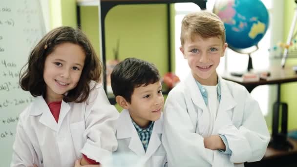 Gruppo Bambini Scienziati Studenti Sorridenti Fiduciosi Piedi Con Braccia Incrociate — Video Stock