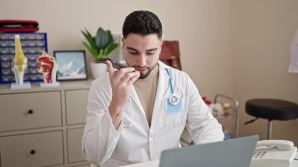 Młody Arabski Człowiek Lekarz Pomocą Laptopa Wysyłanie Wiadomości Audio Przez — Wideo stockowe