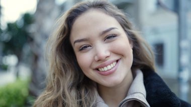 Sokakta kendine güvenen güzel İspanyol bir kadın.