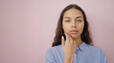 Genç, güzel, İspanyol bir kadın. Ciddi, dokunaklı bir yüze bakıyor.