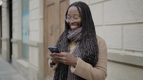 Mujer Africana Sonriendo Usando Smartphone Calle —  Fotos de Stock