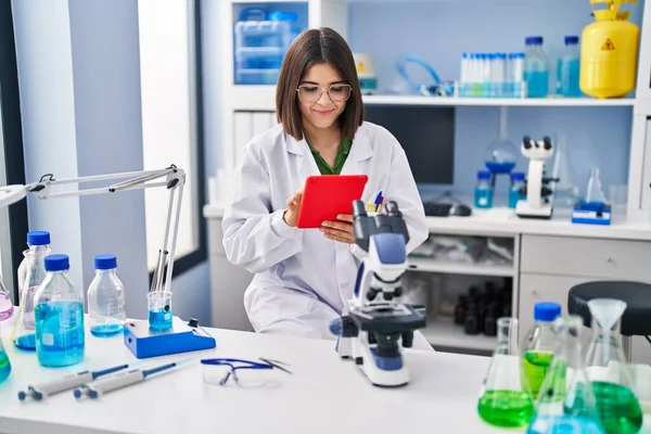 Молодая Красивая Латиноамериканка Ученый Улыбается Уверенно Используя Тачпад Лаборатории — стоковое фото