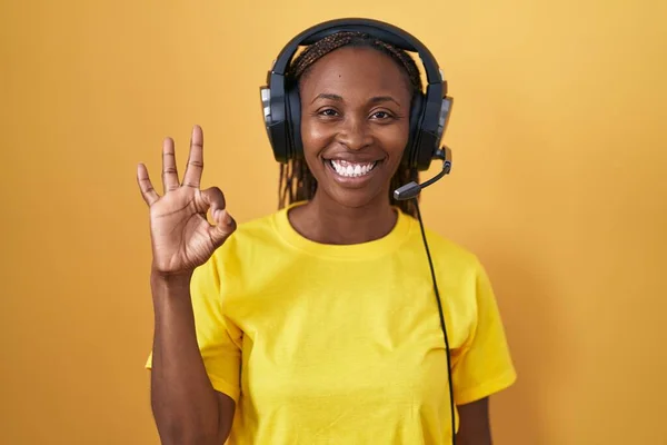 Afro Americana Ouvindo Música Usando Fones Ouvido Sorrindo Positivo Fazendo — Fotografia de Stock