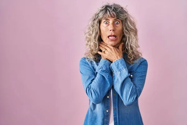 Middle Age Woman Standing Pink Background Shouting Suffocate Because Painful — Stock Photo, Image