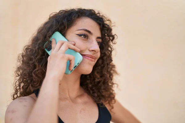 Jong Mooi Latino Vrouw Glimlachen Zelfverzekerd Praten Smartphone Geïsoleerde Bruine — Stockfoto