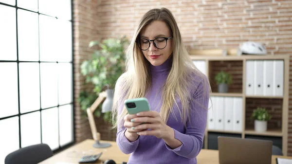 Ofisteki Akıllı Telefonu Kullanarak Kendine Güvenen Genç Sarışın Kadını — Stok fotoğraf
