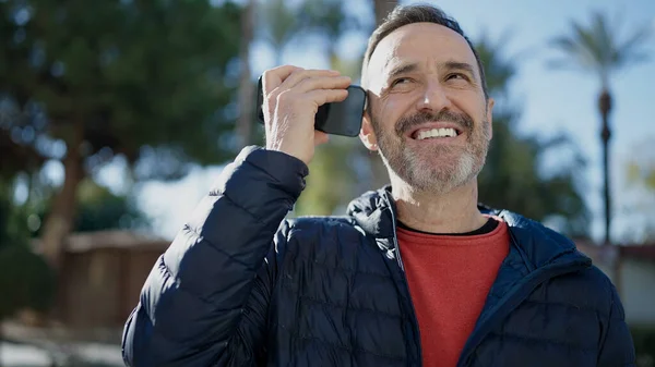 Μεσήλικας Άνθρωπος Χαμογελά Αυτοπεποίθηση Ακούγοντας Φωνητικό Μήνυμα Από Smartphone Στο — Φωτογραφία Αρχείου