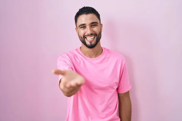 Spaanse Jongeman Staat Roze Achtergrond Glimlachend Vrolijk Aanbieden Palm Hand — Stockfoto