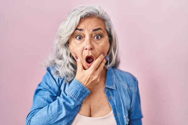 Middle Age Woman Grey Hair Standing Pink Background Looking Fascinated — Fotografia de Stock