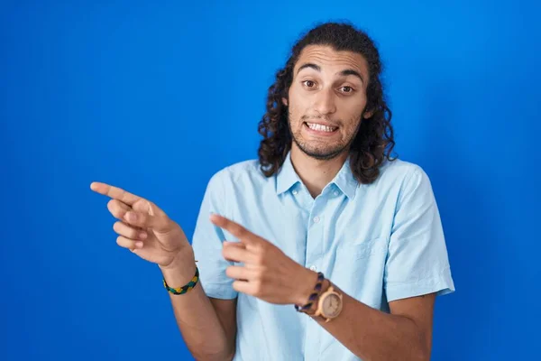 Mavi Arka Planda Dikilen Latin Asıllı Genç Adam Iki Eliyle — Stok fotoğraf