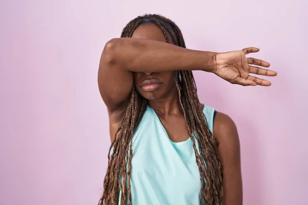 Mulher Afro Americana Sobre Fundo Rosa Cobrindo Olhos Com Braço — Fotografia de Stock