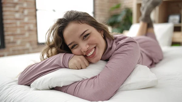 Junge Schöne Hispanische Frau Umarmt Kissen Das Auf Dem Bett — Stockfoto