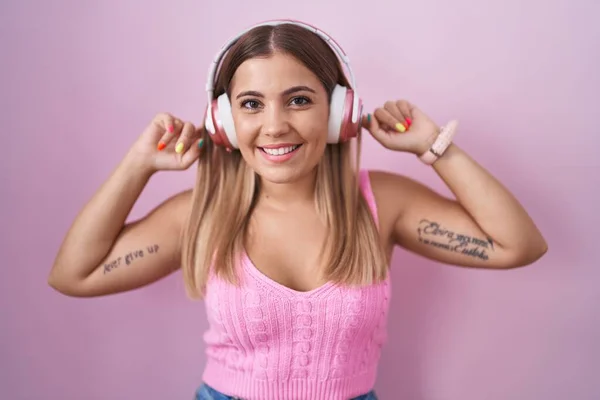 Mujer Rubia Joven Escuchando Música Usando Auriculares Sonriendo Tirando Las — Foto de Stock
