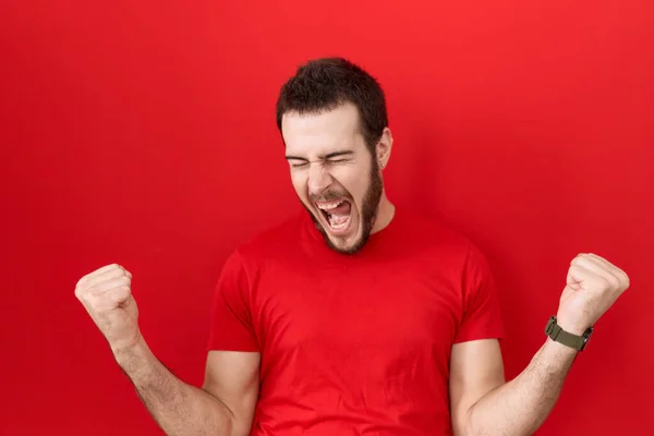 Jonge Latijns Amerikaanse Man Draagt Casual Rood Shirt Erg Blij — Stockfoto