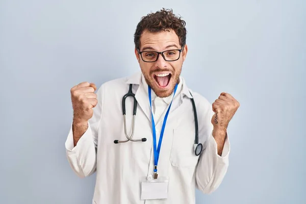 Mladý Hispánec Lékařské Uniformě Stetoskopu Slaví Překvapení Úžas Nad Úspěchem — Stock fotografie
