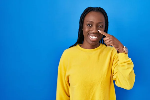 Mooie Zwarte Vrouw Staat Blauwe Achtergrond Wijzend Met Hand Vinger — Stockfoto