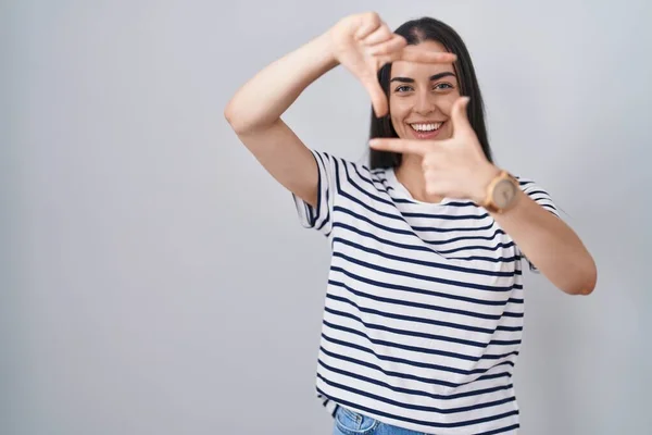 Junge Brünette Frau Mit Gestreiftem Shirt Lächelnd Und Mit Händen — Stockfoto