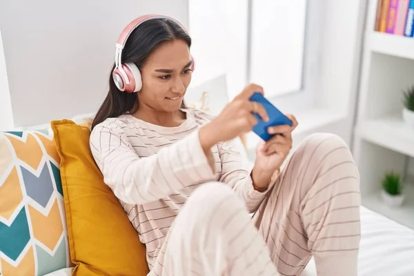Junge Schöne Hispanische Frau Spielt Videospiel Auf Dem Bett Auf — Stockfoto