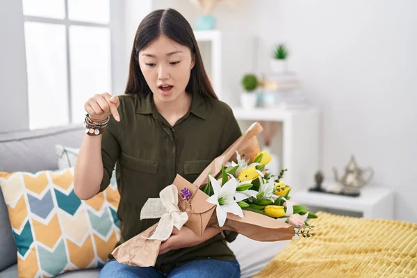 Kinesisk Ung Kvinna Som Håller Bukett Med Vita Blommor Pekar — Stockfoto