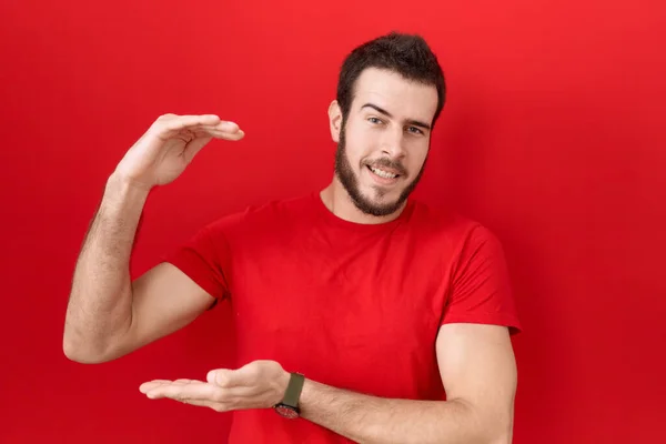 Giovane Uomo Ispanico Indossa Casual Shirt Rossa Gesticolando Con Mani — Foto Stock