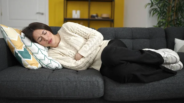 Young Beautiful Hispanic Woman Suffering Stomach Ache Lying Sofa Home —  Fotos de Stock