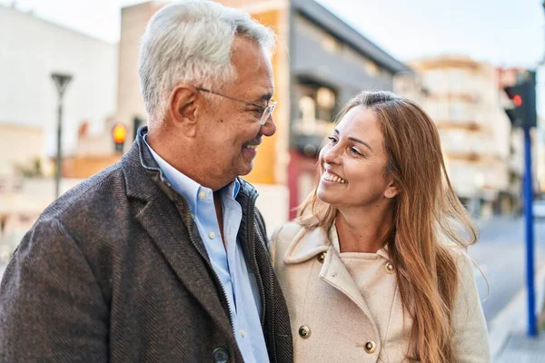 Mediana Edad Hombre Mujer Pareja Sonriendo Confiado Pie Juntos Calle —  Fotos de Stock