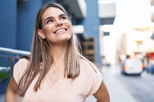 Young Beautiful Hispanic Woman Smiling Confident Looking Sky Street — Stok Foto