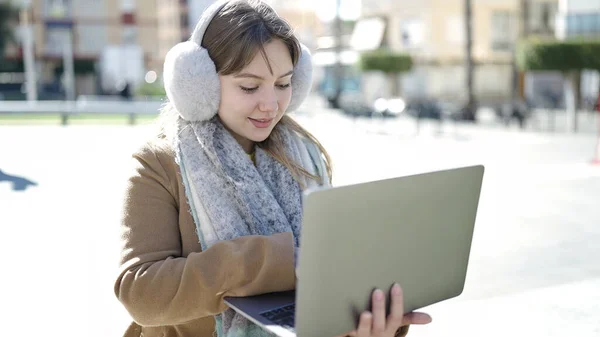 Young Blonde Woman Using Laptop Sitting Bench Street — Stok fotoğraf