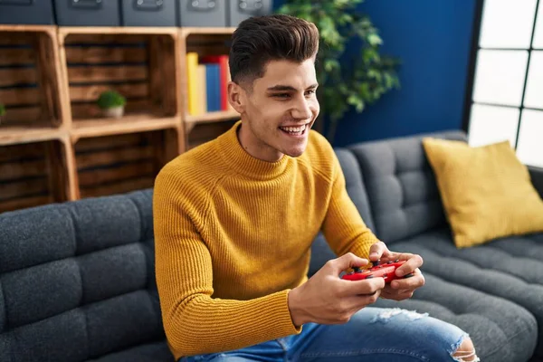 Νεαρός Ισπανός Που Παίζει Βιντεοπαιχνίδι Καθισμένος Στον Καναπέ Στο Σπίτι — Φωτογραφία Αρχείου