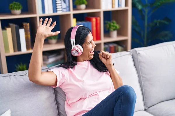 Middelbare Leeftijd Spaanse Vrouw Luisteren Naar Muziek Zingen Lied Thuis — Stockfoto