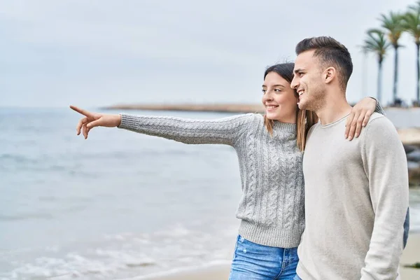 男と女のカップル抱擁お互いに指すで指で海辺 — ストック写真