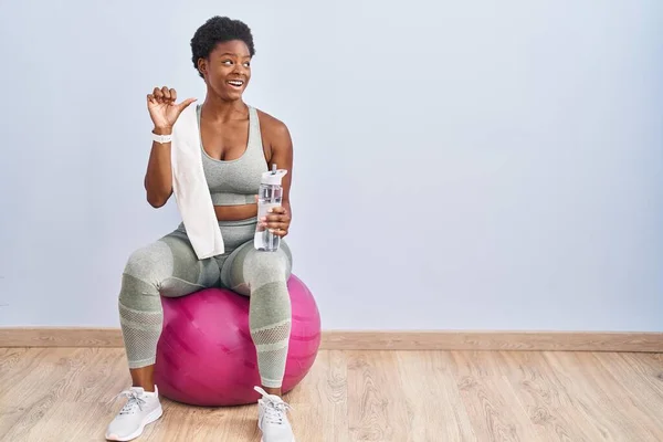 Afroamerikansk Kvinna Klädd Sportkläder Sittandes Pilates Boll Leende Med Glada — Stockfoto