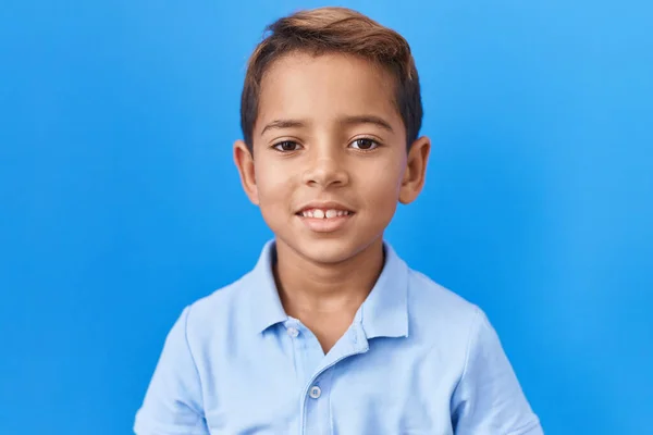 Der Kleine Hispanische Junge Trägt Ein Lässiges Blaues Shirt Mit — Stockfoto