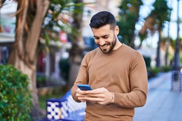 Mladý Hispánec Muž Usměvavý Sebevědomě Pomocí Smartphone Parku — Stock fotografie