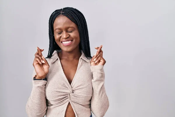 Afrikaanse Vrouw Met Vlechten Staan Witte Achtergrond Gebaren Vinger Gekruist — Stockfoto