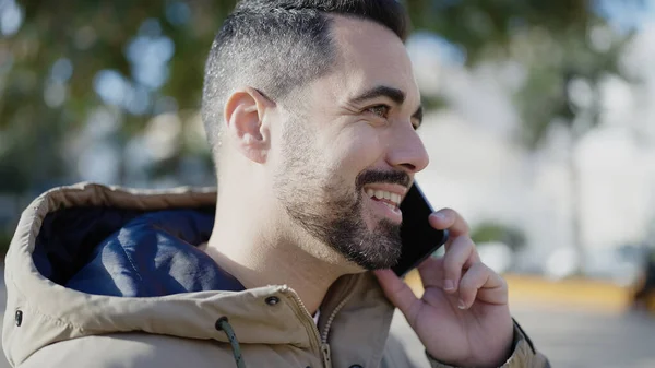 Joven Hombre Hispano Sonriendo Confiado Hablando Smartphone Parque —  Fotos de Stock