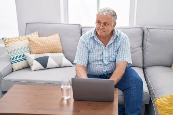 Hombre Pelo Gris Mediana Edad Usando Portátil Sentado Sofá Casa — Foto de Stock