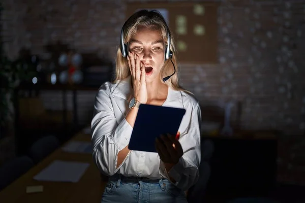 Ung Blond Kvinna Arbetar Kontoret Natten Rädd Och Chockad Överraskning — Stockfoto