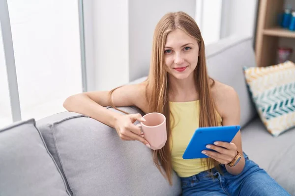 Joven Mujer Caucásica Bebiendo Café Usando Touchpad Casa —  Fotos de Stock