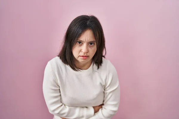Mujer Con Síndrome Pie Sobre Fondo Rosa Con Mano Estómago — Foto de Stock