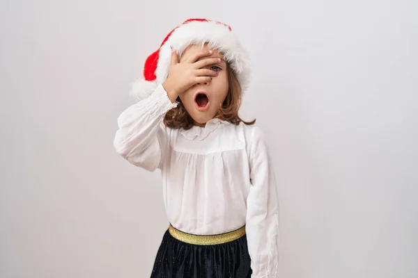 Klein Latino Meisje Draagt Kerst Hoed Gluren Shock Bedekking Gezicht — Stockfoto